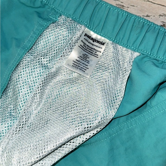 NWOT Patagonia Barely Baggies Size: M
Women’s Howling Turquoise Sold out online - Picture 6 of 6
